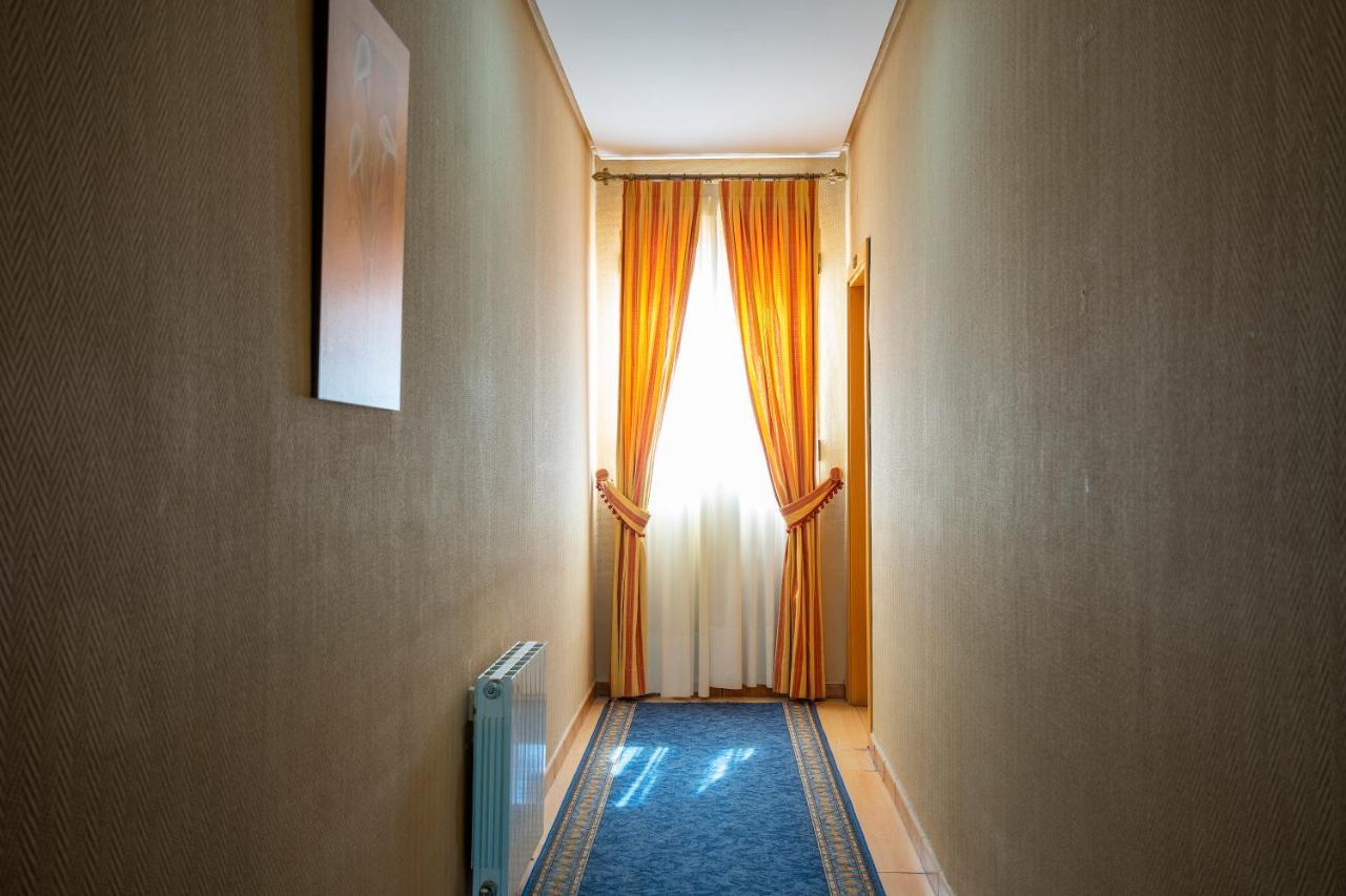 Hotel Los Barruecos By Croma Malpartida de Cáceres Kültér fotó