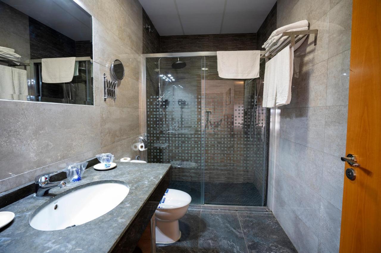 Hotel Los Barruecos By Croma Malpartida de Cáceres Kültér fotó