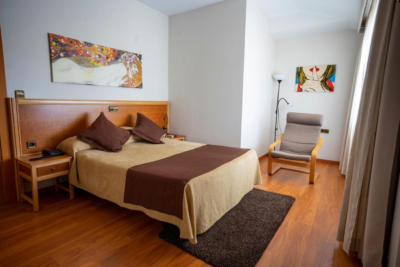 Hotel Los Barruecos By Croma Malpartida de Cáceres Kültér fotó