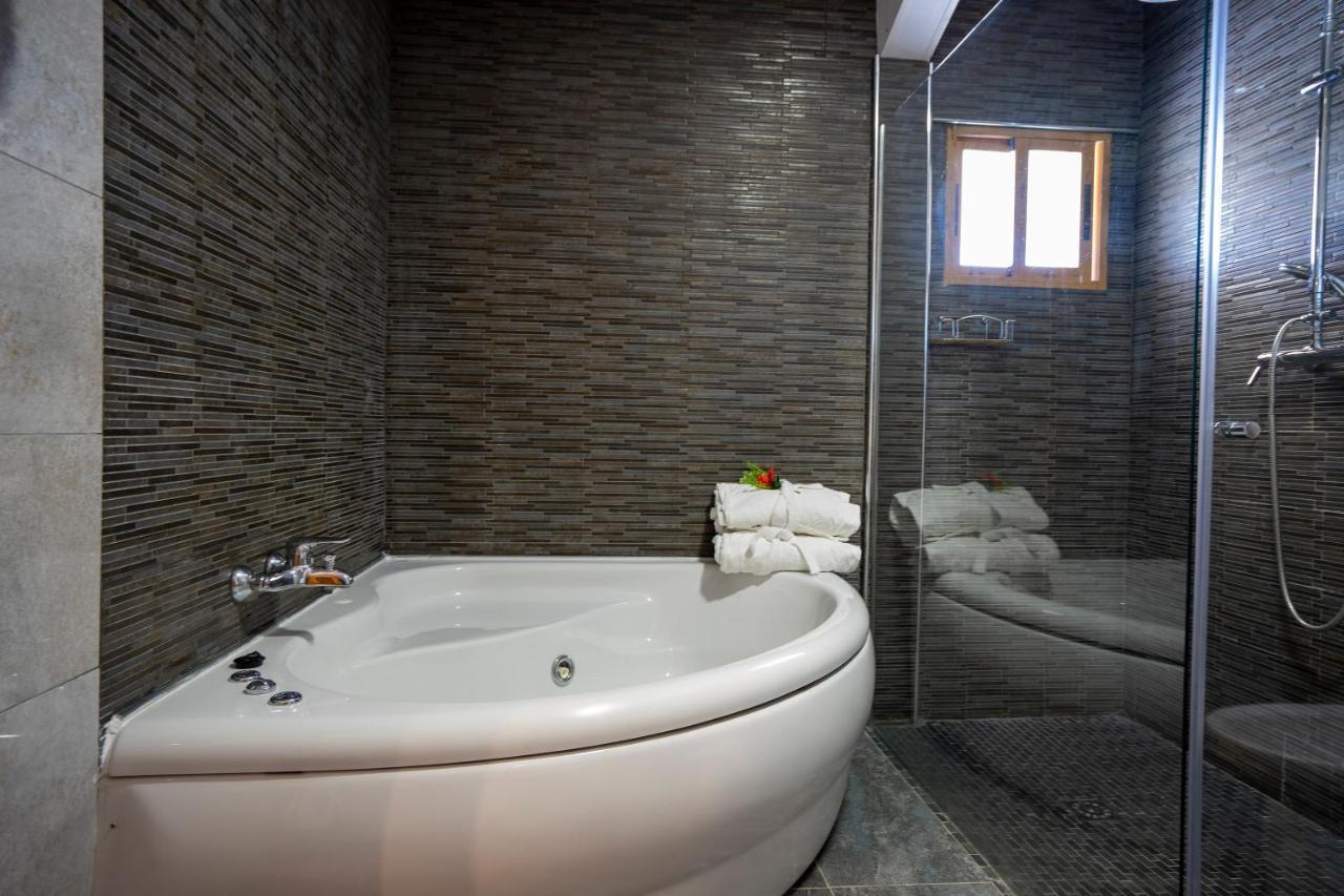 Hotel Los Barruecos By Croma Malpartida de Cáceres Kültér fotó