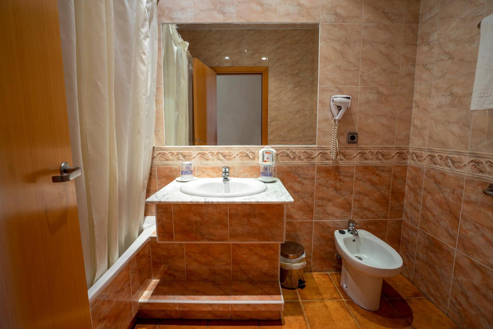 Hotel Los Barruecos By Croma Malpartida de Cáceres Kültér fotó