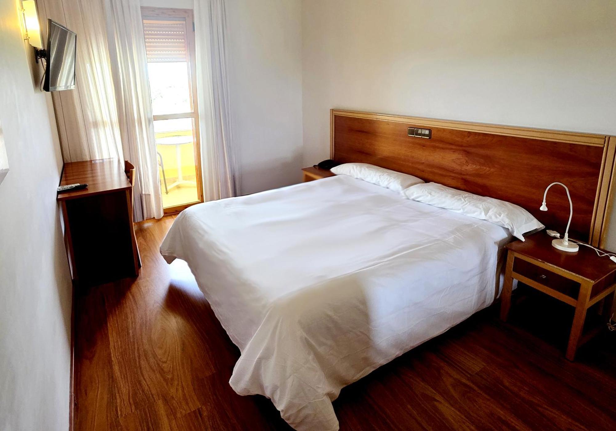 Hotel Los Barruecos By Croma Malpartida de Cáceres Kültér fotó