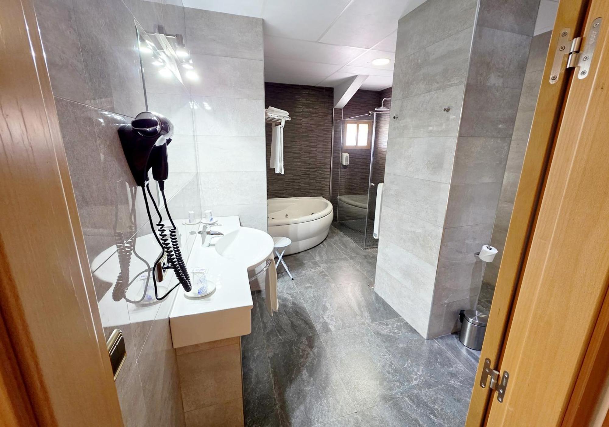 Hotel Los Barruecos By Croma Malpartida de Cáceres Kültér fotó