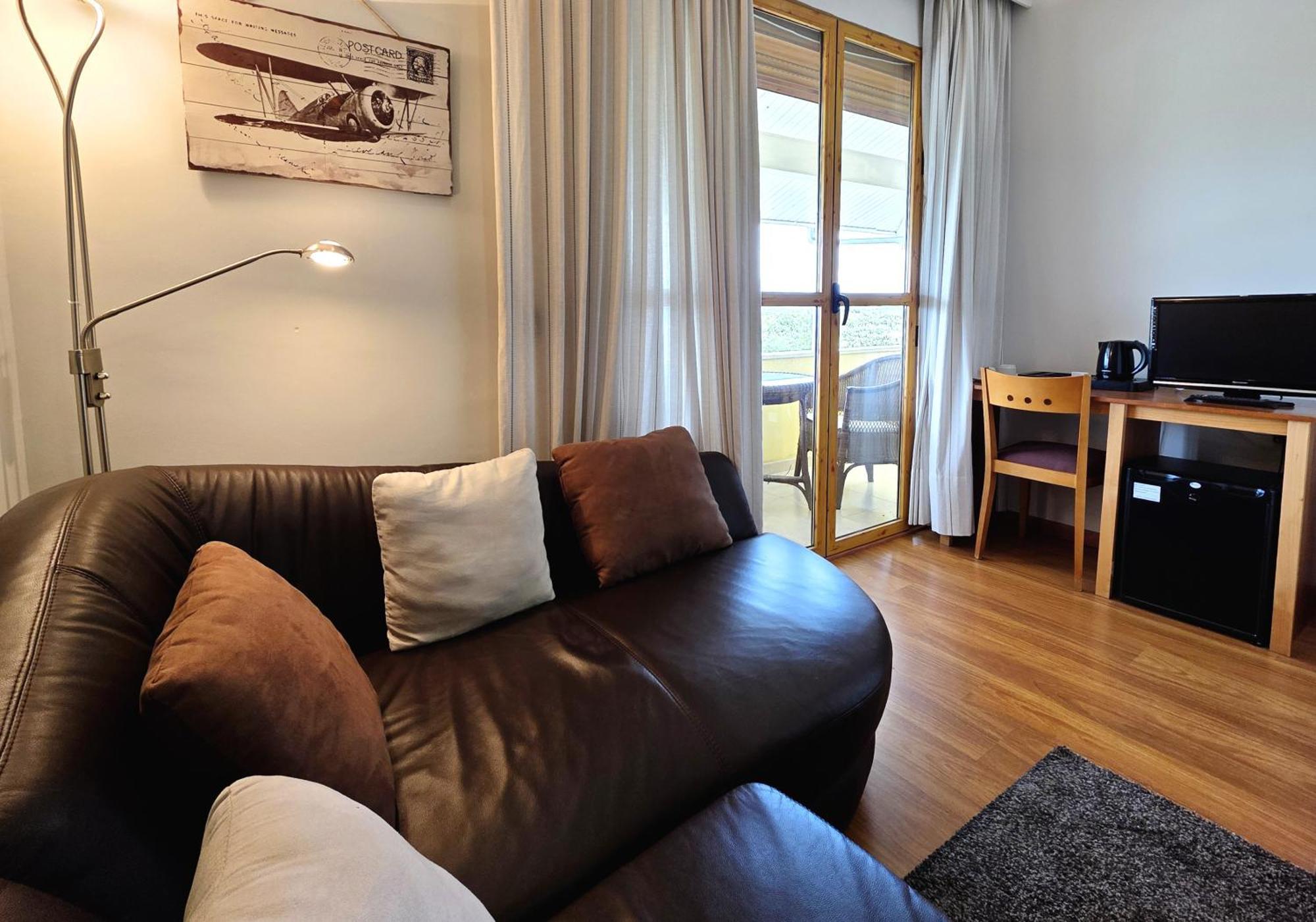 Hotel Los Barruecos By Croma Malpartida de Cáceres Kültér fotó