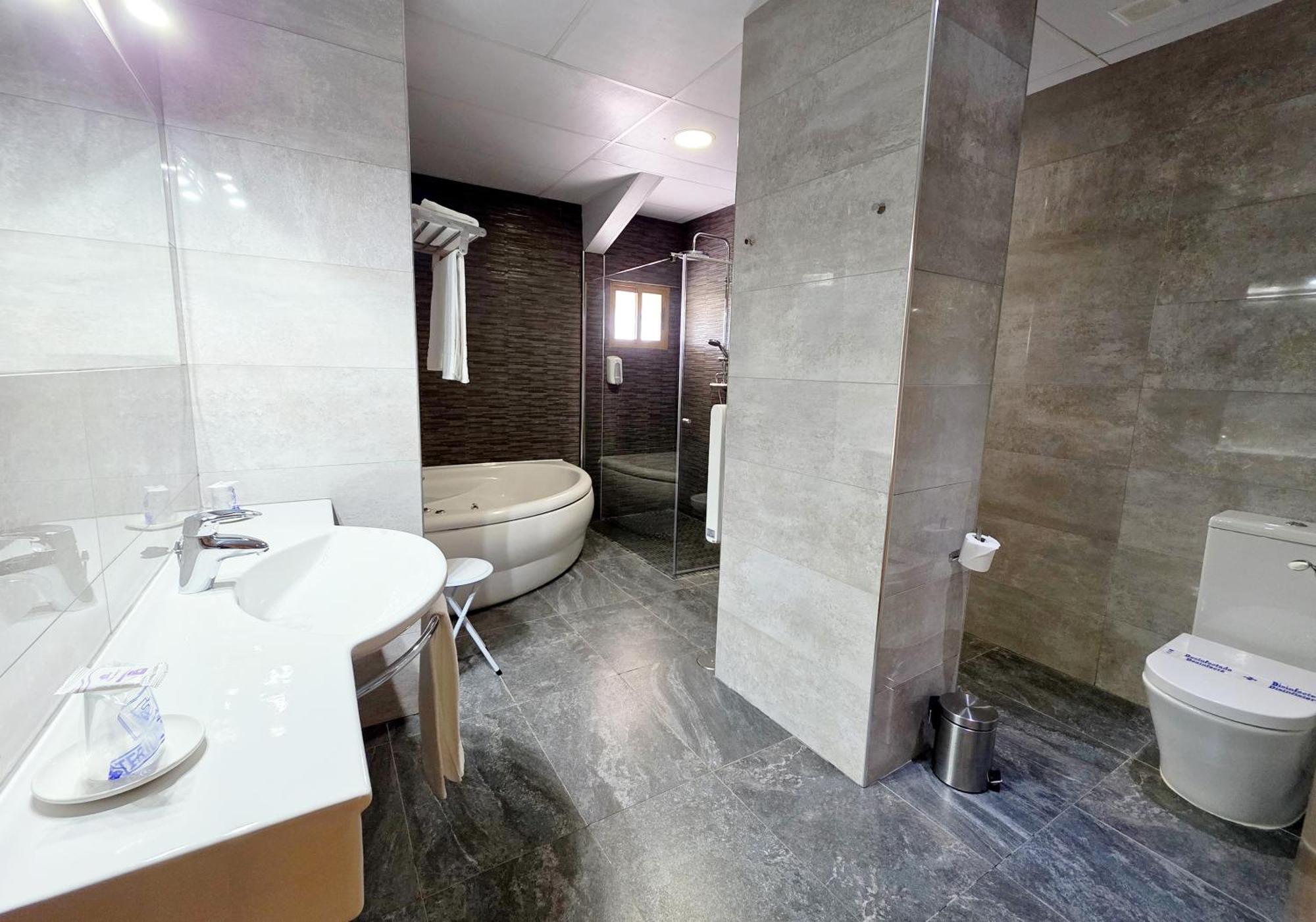 Hotel Los Barruecos By Croma Malpartida de Cáceres Kültér fotó