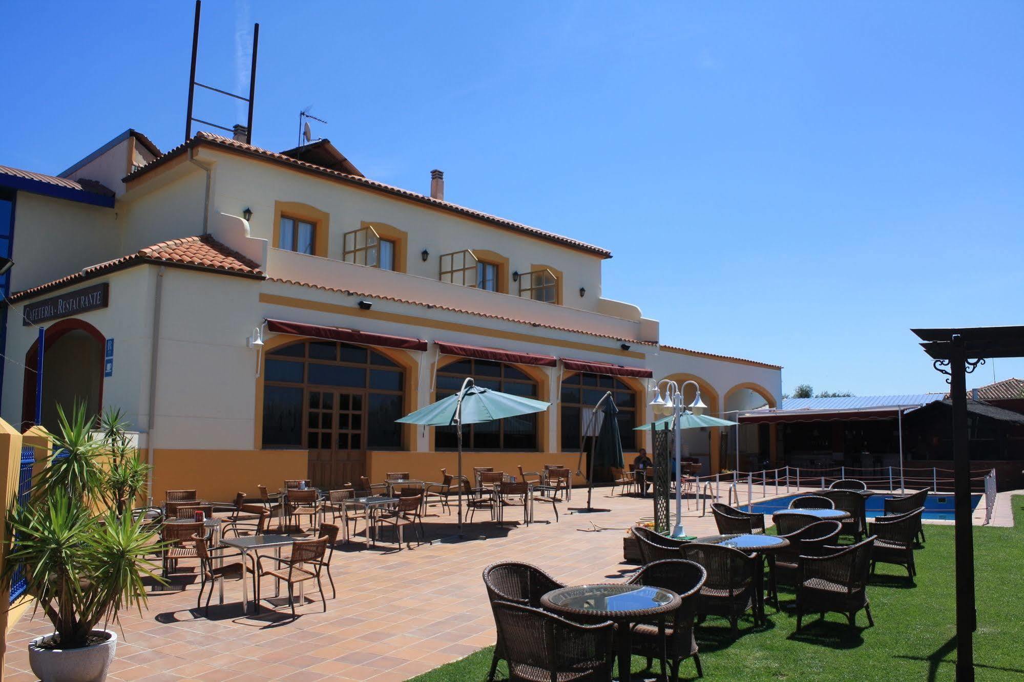 Hotel Los Barruecos By Croma Malpartida de Cáceres Kültér fotó