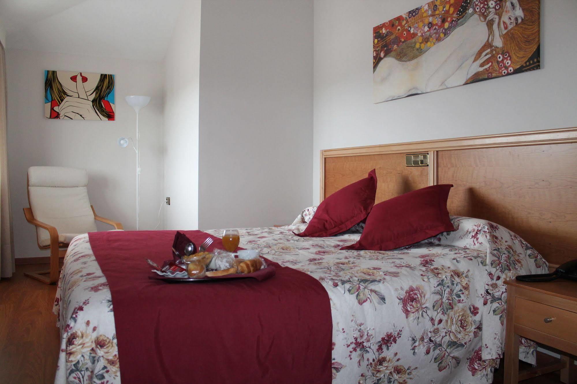 Hotel Los Barruecos By Croma Malpartida de Cáceres Kültér fotó
